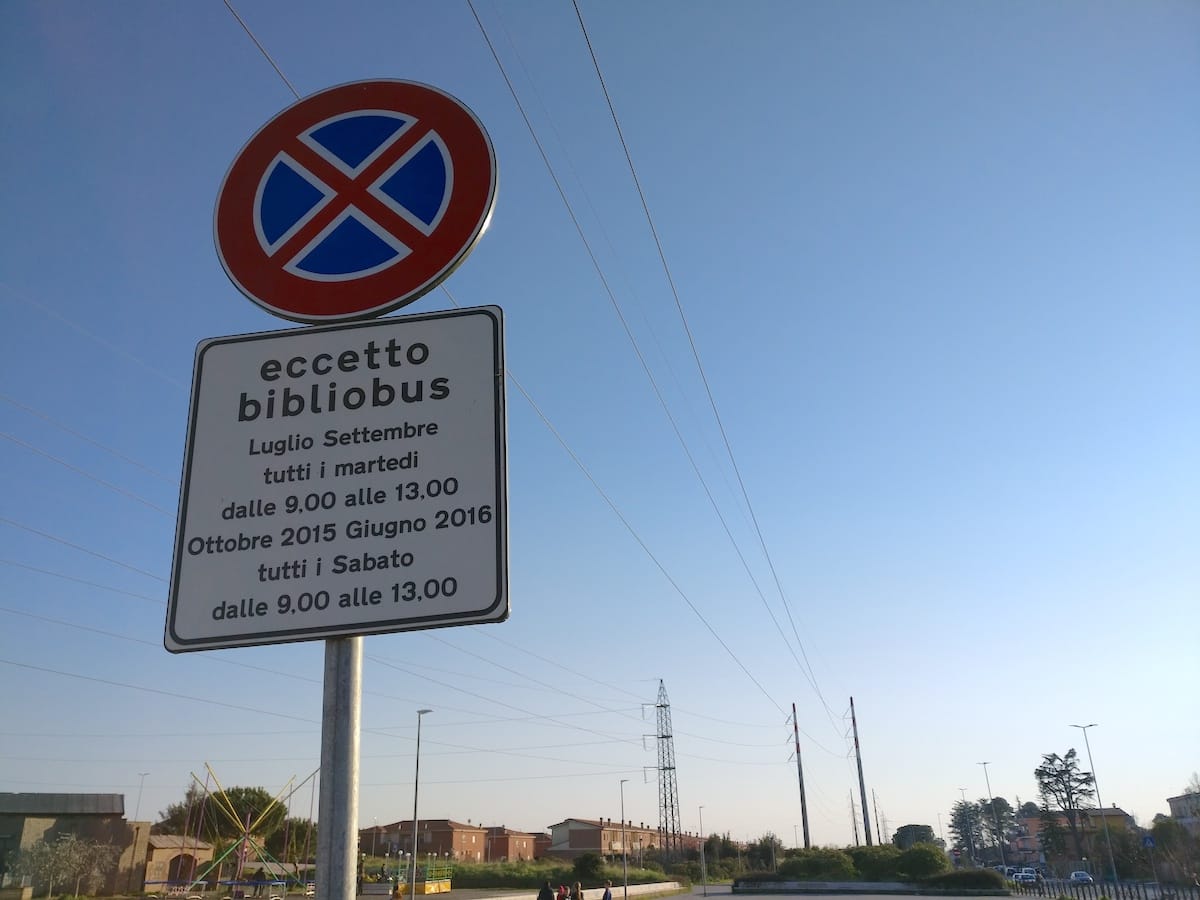 Bibliobus, cartelli stradali ed altre amenità