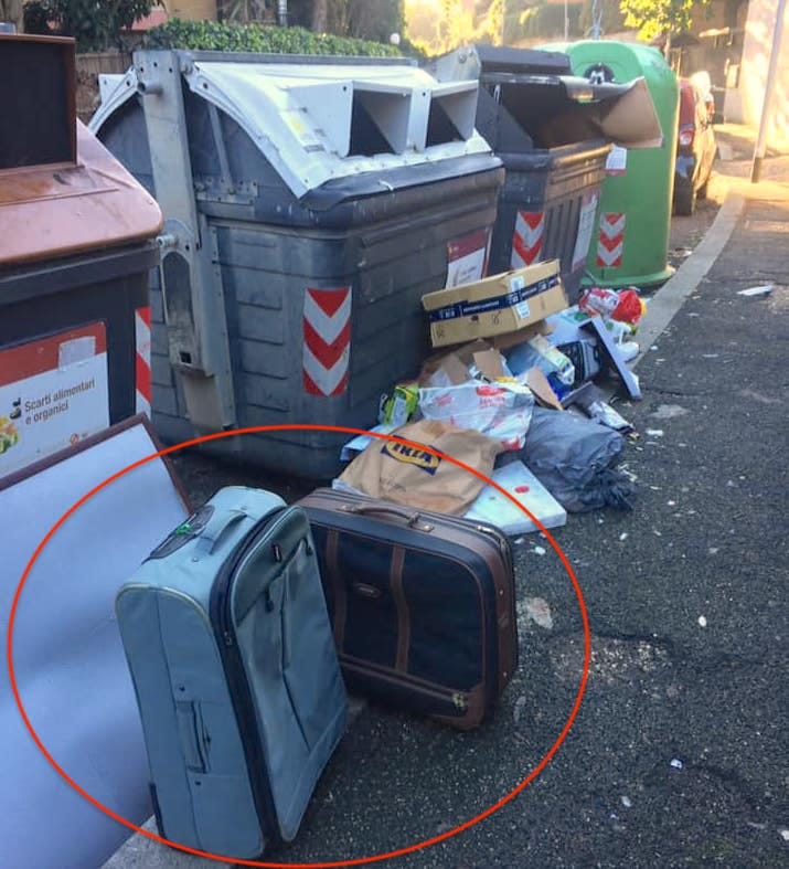 Non per terra, no nel secchio!