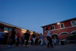 Tra giochi, esibizioni. bevande e cibo