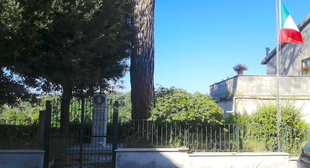 Cesano: Monumento ai Caduti di Borgo di Sopra. Lucchetto???