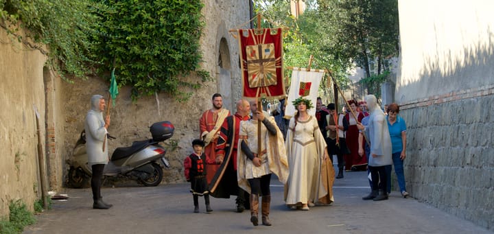Oggi e domani si consegnano i costumi storici